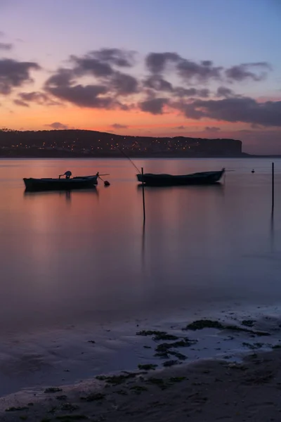 葡萄牙弗斯多阿雷利霍市日落时河上的渔船 — 图库照片