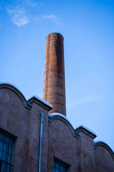 Svislý Nízký Úhel Záběru Starého Komína Továrně — Stock fotografie