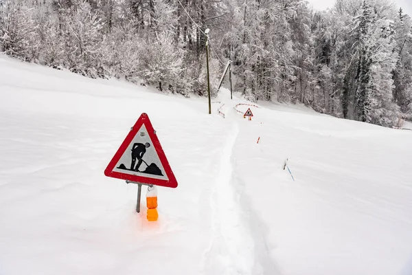 Sinal Estrada Construção Uma Paisagem Inverno Com Árvores — Fotografia de Stock