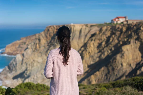 Vrouw Een Roze Shirt Kijkend Naar Het Landschap Van Cabo — Stockfoto