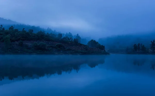 Sisli Bir Sabahta Ormanın Yansımasıyla Gölün Büyüleyici Görüntüsü — Stok fotoğraf