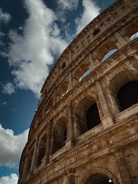 Lodret Skud Colosseum Blå Himmel Hvide Skyer - Stock-foto