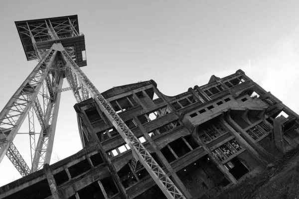 Low Angle Greyscale Shot Metallic Structure Old Abandoned Building — Stock Photo, Image