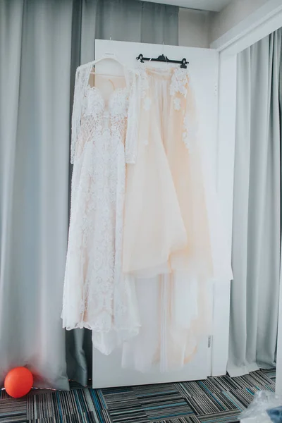 Вертикальний Знімок Красивої Весільної Сукні Висить Кімнаті — стокове фото