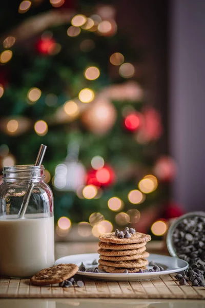 Vertikal Bild Choklad Chip Cookies Med Mjölk Ett Julbord — Stockfoto