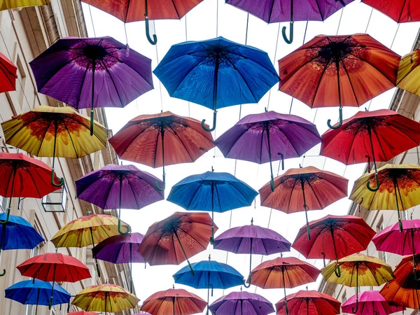 Plan Angle Bas Parapluies Colorés Suspendus Des Câbles Sur Stree — Photo