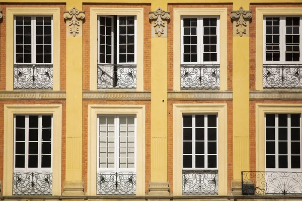 Widok Żółtą Fasadę Balkony Okna Starym Budynku — Zdjęcie stockowe