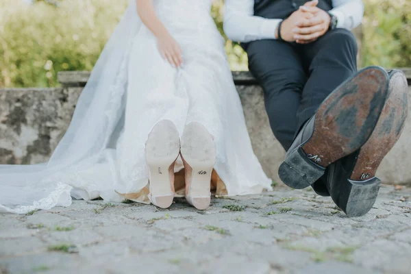 Een Close Shot Van Bruid Bruidegom Schoenen Van Onderen Met — Stockfoto