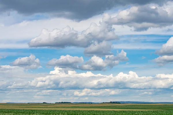 Eine Schöne Regnerische Wolkenlandschaft Über Einem Großen Landwirtschaftlich Genutzten Feld — Stockfoto