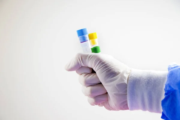 Beyaz Arka Planda Kan Testi Tüpleri Tutan Eldivenli Bir Elin — Stok fotoğraf