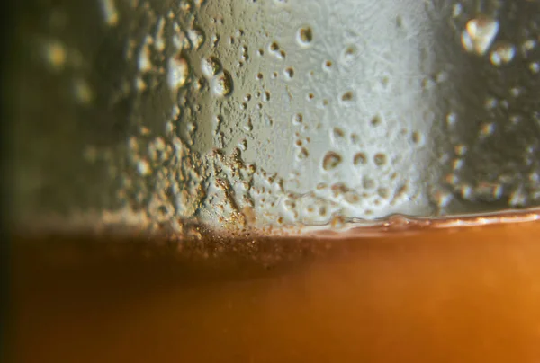 Een Close Van Waterdruppels Het Oppervlak Van Het Glas Gevuld — Stockfoto