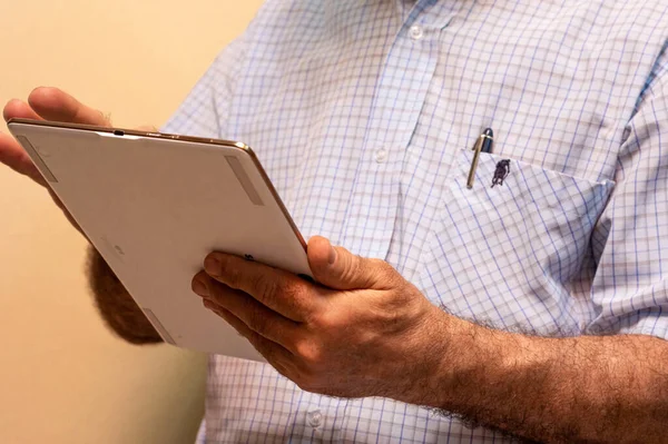 Seorang Pria Yang Tidak Dikenal Mengenakan Kemeja Memegang Tablet Dan — Stok Foto