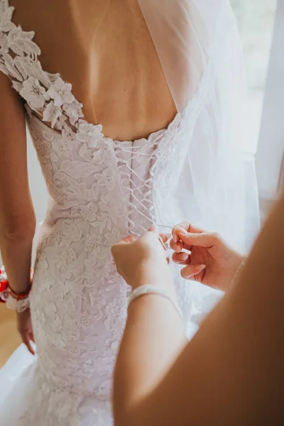 Vertical Shot Female Hands Tying Threads Bride Dress — Stock Photo, Image