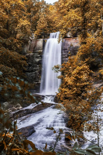 Eine Schöne Landschaft Eines Wasserfalls Einem Wald Der Von Herbstbäumen — Stockfoto