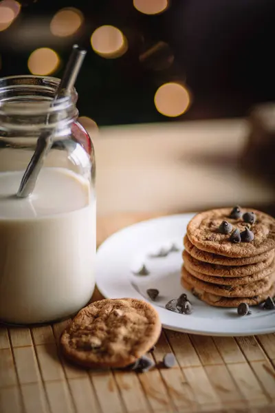 Ein Vertikaler Schuss Leckerer Schokoladenkekse Mit Milch Auf Einem Weihnachtstisch — Stockfoto