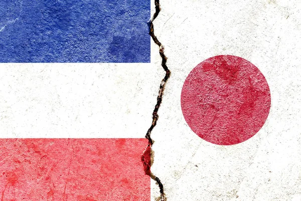 法国和日本国旗在岩石裂缝表面上的一个例证 政治冲突 — 图库照片