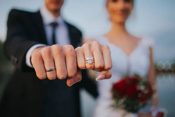 Nahaufnahme Einer Braut Und Eines Bräutigams Mit Ihren Eheringen — Stockfoto
