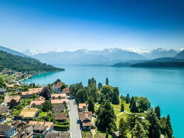 Una Vista Aérea Una Pequeña Ciudad Costera Suiza Rodeada Montañas — Foto de Stock