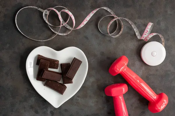 Una Vista Dall Alto Dei Manubri Rosa Piatto Pieno Cioccolato — Foto Stock