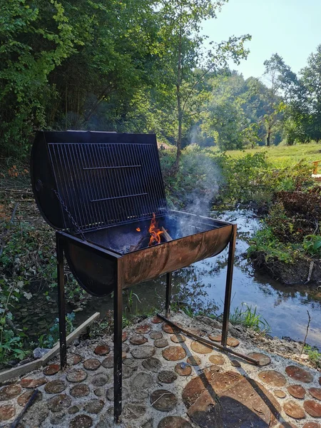 Disparo Vertical Una Parrilla Carbón Orilla Del Lago — Foto de Stock