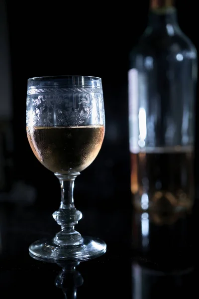 Een Verticaal Close Shot Van Een Glas Wijn Een Tafel — Stockfoto