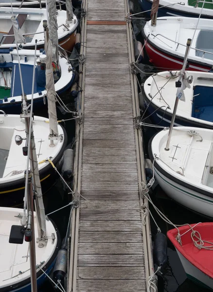 Eine Vertikale Aufnahme Einer Promenade Einem Hafen Mit Vielen Booten — Stockfoto