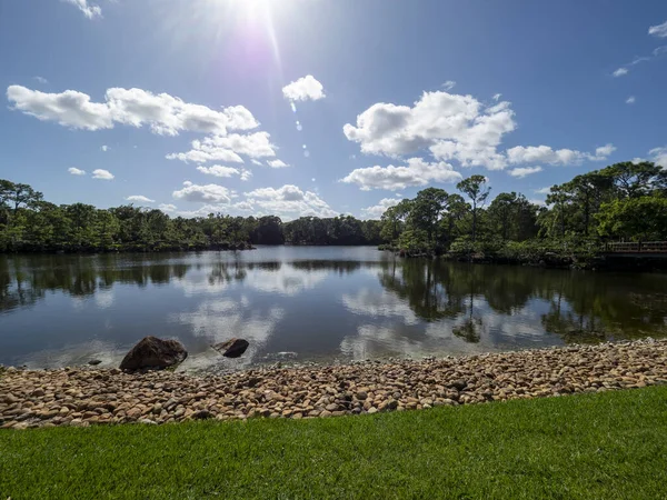 Belo Lago Parque Contra Céu Azul Nublado Dia Ensolarado Quente — Fotografia de Stock
