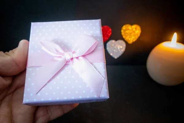 Een Geschenkdoos Voor Valentijnsdag Met Een Achtergrond Van Kaarsen Hartjes — Stockfoto