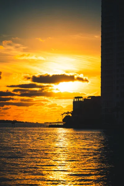 Una Vista Panorámica Edificio Alto Contra Hermoso Cielo Atardecer — Foto de Stock