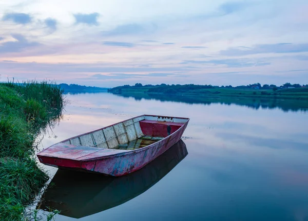 Eine Schöne Aufnahme Eines Verlassenen Bootes Auf Einem See Umgeben — Stockfoto