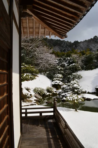 Függőleges Felvétel Egy Japán Épületről Kerttel Télen — Stock Fotó