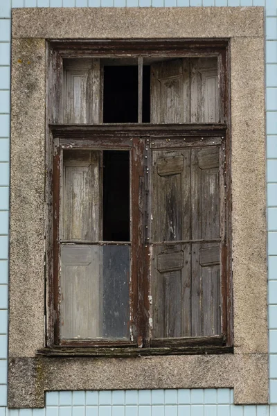 一个有石架的旧木窗的垂直截图 — 图库照片