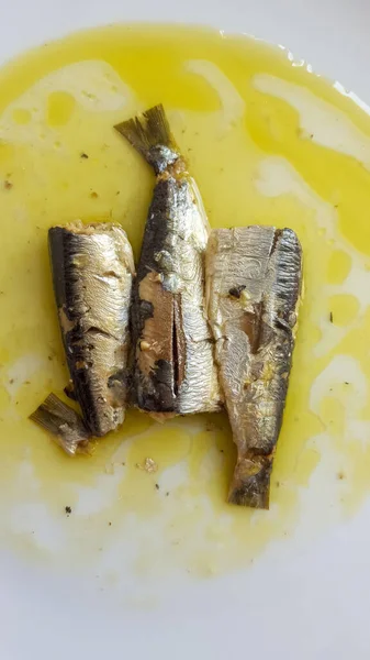 Een Verticaal Bovenaanzicht Van Gemarineerde Sardines Een Plaat — Stockfoto