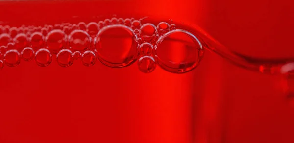 Een Macro Shot Van Zeep Bubbels Rode Achtergrond — Stockfoto