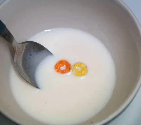 白いボウルにミルクと朝食のシリアルの高い角度の閉鎖 — ストック写真