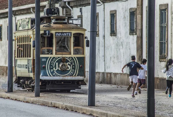 Oporto Portugal 2015 Július Régi Trolibusz Portugália Utcáin Gyerekek Futkosnak — Stock Fotó