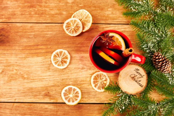レモン シナモン スターアニーズとクリスマスの装飾が施されたマルチワインのグラス — ストック写真