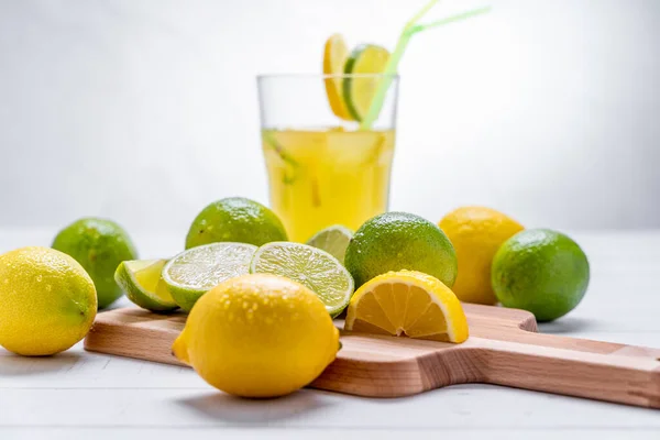 Kesme Tahtasına Masaya Limon Limon Suyu Serpiştirilmiş Yakın Çekim — Stok fotoğraf