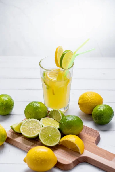 Kesme Tahtasına Masaya Saman Limon Limon Konmuş Dikey Bir Limon — Stok fotoğraf