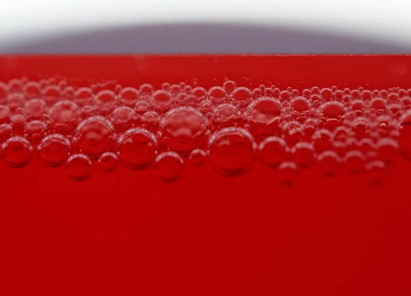 赤い背景にシャボン玉のマクロショット — ストック写真
