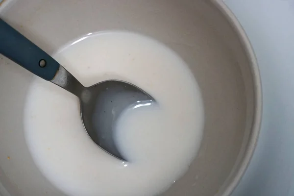 Κοντινό Πλάνο Γάλακτος Υψηλής Γωνίας Λευκό Μπολ Κουτάλι — Φωτογραφία Αρχείου