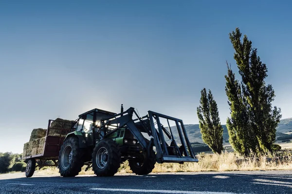 Een Tractor Geladen Met Bay Hales Rijden Een Weg Overdag — Stockfoto