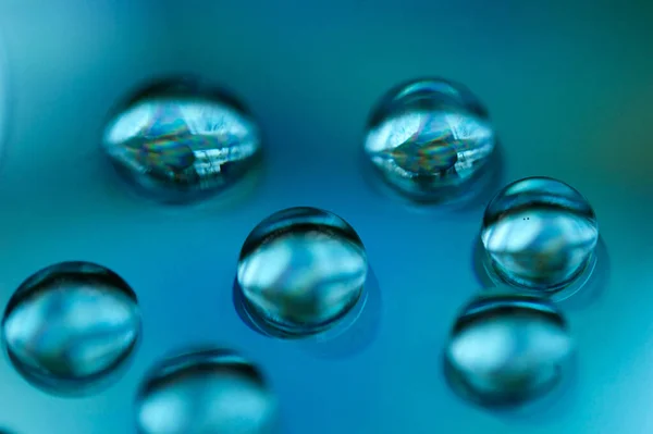 Makro Ujęcie Kropel Wody Niebieskim Dysku Kompaktowym — Zdjęcie stockowe