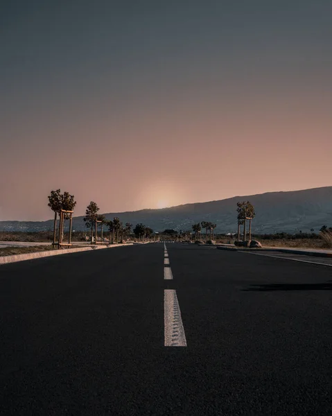 Ein Malerischer Blick Auf Eine Leere Asphaltstraße Vor Dem Hintergrund — Stockfoto