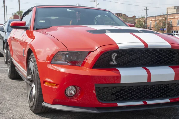 Tampa Birleşik Devletler Mar 2011 Kırmızı Beyaz Ford Mustang Elektrikli — Stok fotoğraf