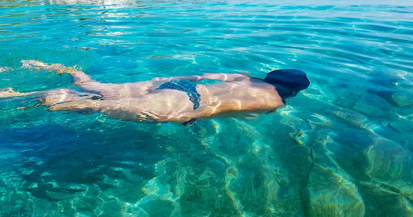 Fiatal Női Úszás Búvárkodás Kristálytiszta Türkiz Vízben Tenger Nyár Nyaralás — Stock Fotó
