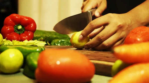 Kvinnan Skär Citron Och Färska Grönsaker Hackbrädan — Stockfoto