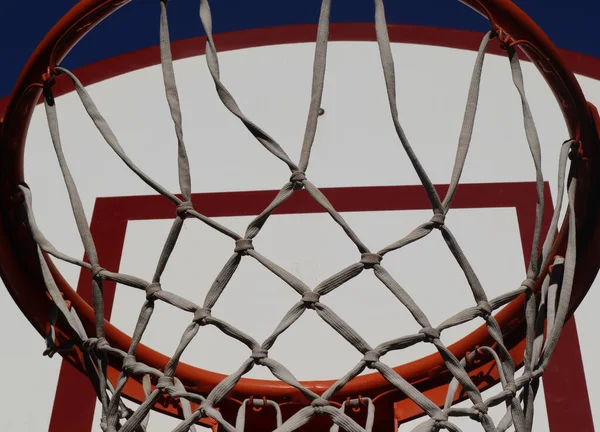 Een Lage Hoek Close Van Een Basketbal Hoepel Gevangen Overdag — Stockfoto