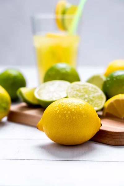 Kesme Tahtasına Meyve Suyuyla Masaya Islak Sulu Limonlar Serpiştirilmiş — Stok fotoğraf
