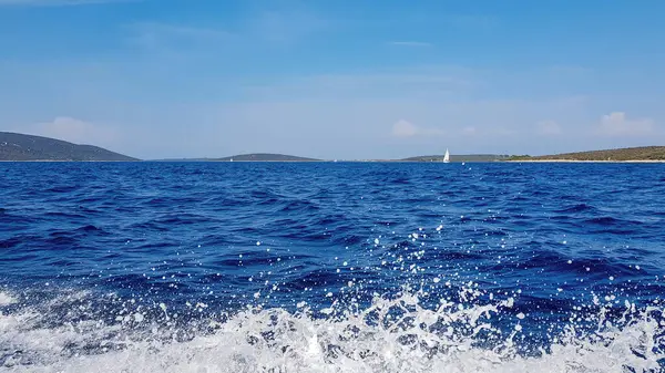 Salpicaduras Blancas Agua Espumosa Con Mar Azul Durante Día —  Fotos de Stock
